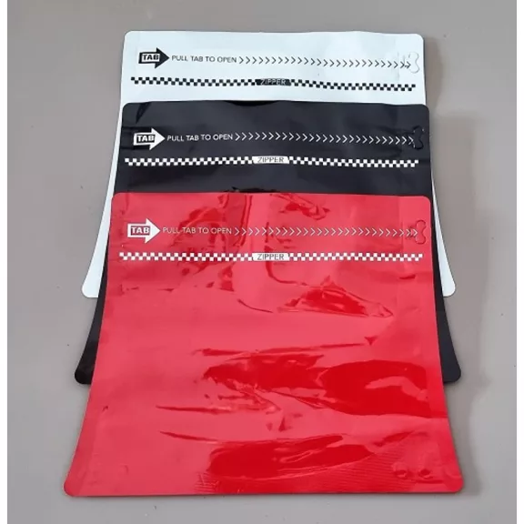 250 gr Diamond Zipper + Valve Coffee bag glossy black